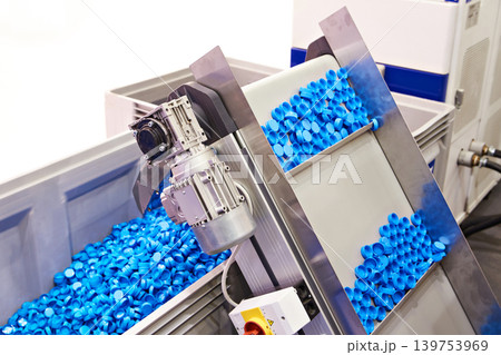 Plastic bottle cap conveyor Plastic bottle cap conveyor 139753969