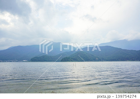 静かな湖と青い山々が広がる風景 静かな湖と青い山々が広がる風景 139754274