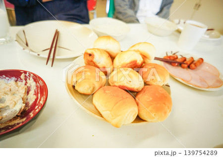 焼きたてパンと手作りおかずの朝ごはん風景 焼きたてパンと手作りおかずの朝ごはん風景 139754289