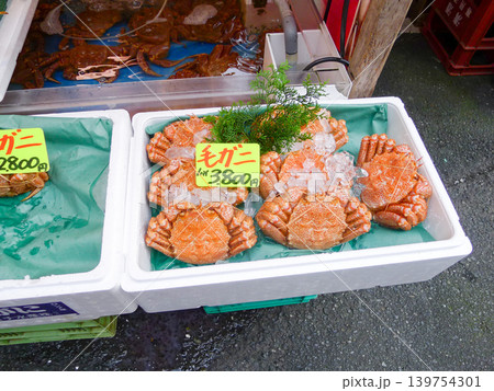 毛ガニが氷と共に並ぶ日本の屋台 毛ガニが氷と共に並ぶ日本の屋台 139754301