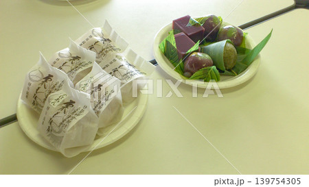 和菓子と羊羹を盛り付けた日本の伝統的なデザート 139754305