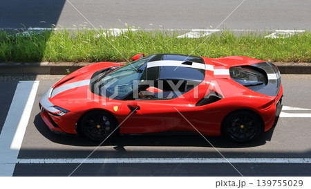 イタリア製の赤いスポーツカー イタリア製の赤いスポーツカー 139755029