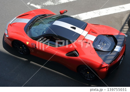 イタリア製の赤いスポーツカー イタリア製の赤いスポーツカー 139755031