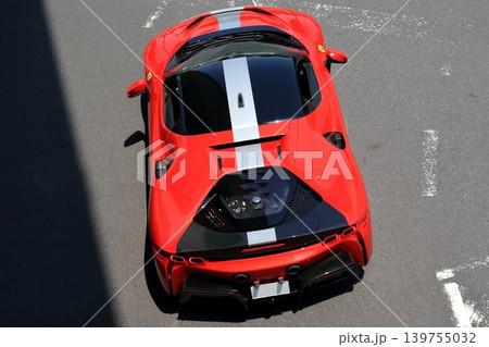 イタリア製の赤いスポーツカー イタリア製の赤いスポーツカー 139755032