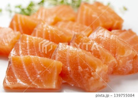 サーモンの刺身を白い皿に盛り付けた新鮮で美しい和食 139755084