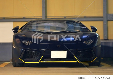 イタリア製の黒いスポーツカー 139755098