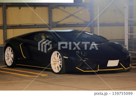 イタリア製の黒いスポーツカー 139755099