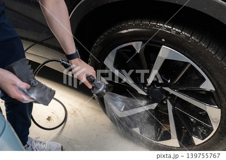 車のタイヤを洗う男性 車のタイヤを洗う男性 139755767