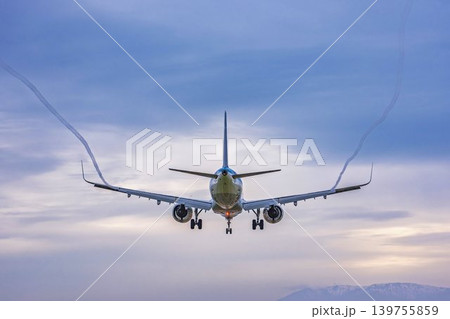 夕暮れの仙台空港　着陸中の飛行機とベイパー　宮城県名取市 139755859