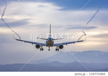 夕暮れの仙台空港　着陸中の飛行機とベイパー　宮城県名取市 139755860