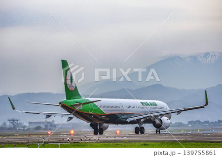 夕暮れの仙台空港 離陸中の飛行機 宮城県名取市 夕暮れの仙台空港 離陸中の飛行機 宮城県名取市 139755861