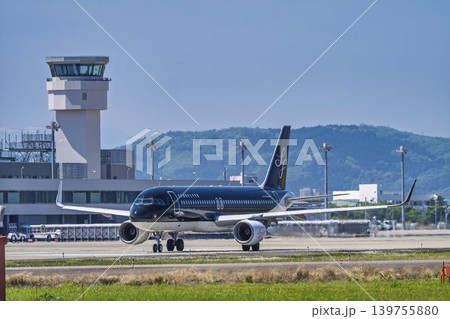 青空の仙台空港 タキシング中の飛行機 宮城県名取市 青空の仙台空港 タキシング中の飛行機 宮城県名取市 139755880