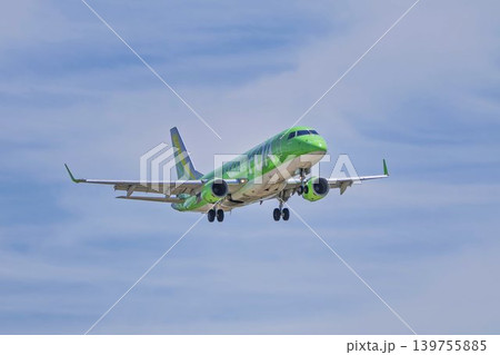 青空の仙台空港　着陸中の飛行機　宮城県名取市 139755885