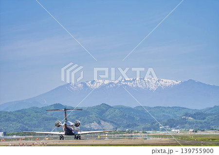 晴れた日の仙台空港 蔵王連峰と離陸中の飛行機 宮城県名取市 晴れた日の仙台空港 蔵王連峰と離陸中の飛行機 宮城県名取市 139755900