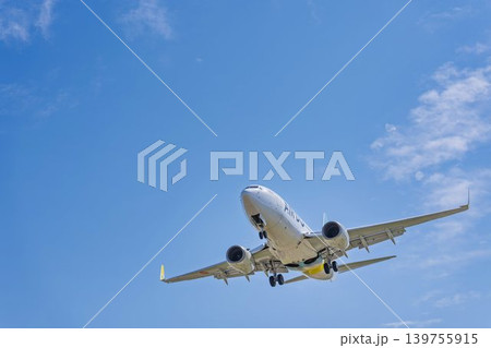 青空の仙台空港　着陸中の飛行機　宮城県名取市 139755915