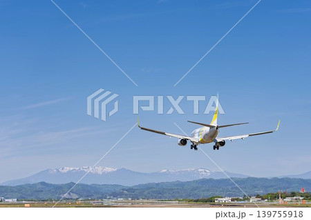 青空の仙台空港 着陸中の飛行機 宮城県名取市 青空の仙台空港 着陸中の飛行機 宮城県名取市 139755918