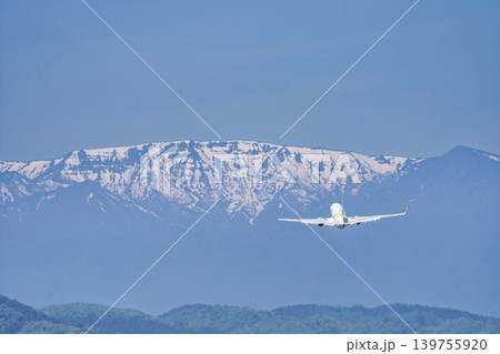 晴れた日の仙台空港 蔵王連峰と離陸中の飛行機 宮城県名取市 晴れた日の仙台空港 蔵王連峰と離陸中の飛行機 宮城県名取市 139755920