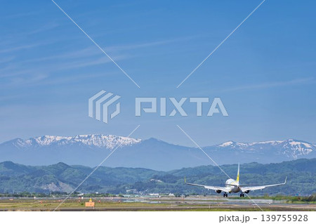 青空の仙台空港 着陸中の飛行機 宮城県名取市 青空の仙台空港 着陸中の飛行機 宮城県名取市 139755928