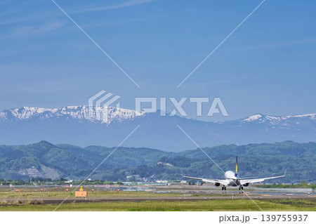 青空の仙台空港 着陸中の飛行機 宮城県名取市 青空の仙台空港 着陸中の飛行機 宮城県名取市 139755937