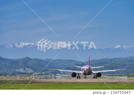 晴れた日の仙台空港 蔵王連峰と離陸中の飛行機 宮城県名取市 晴れた日の仙台空港 蔵王連峰と離陸中の飛行機 宮城県名取市 139755947