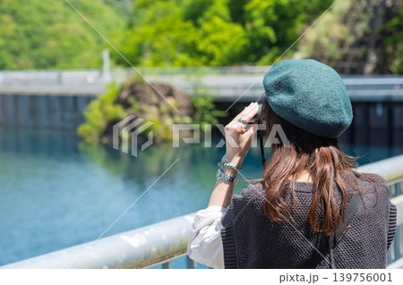 初夏の湖 双眼鏡を覗く女性 初夏の湖 双眼鏡を覗く女性 139756001