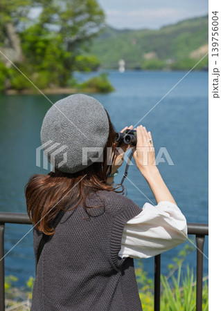 初夏の湖　双眼鏡を覗く女性 139756004