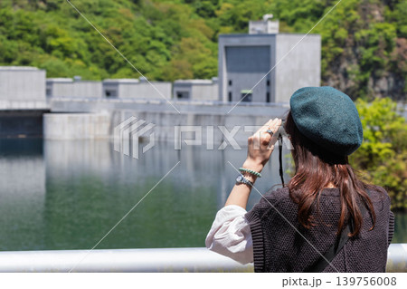 初夏の湖 双眼鏡を覗く女性 初夏の湖 双眼鏡を覗く女性 139756008