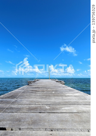 カリブ海の楽園キーカーカー島 古びた木製桟橋と青空のパノラマ カリブ海の楽園キーカーカー島 古びた木製桟橋と青空のパノラマ 139756329