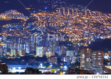 南米コロンビア メデジン市街地の夜景パノラマ アンデスの山に輝く街明か 南米コロンビア メデジン市街地の夜景パノラマ アンデスの山に輝く街明か 139756332