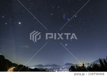 山里の秋の星景 未明の空に昇るオリオン座と冬の大三角 山里の秋の星景 未明の空に昇るオリオン座と冬の大三角 139756408