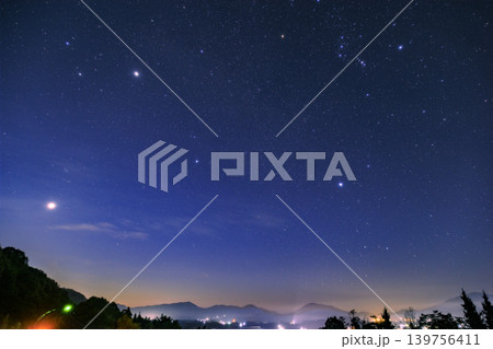 山里の秋の星景 薄明の空に昇るオリオン座と冬の大三角 山里の秋の星景 薄明の空に昇るオリオン座と冬の大三角 139756411