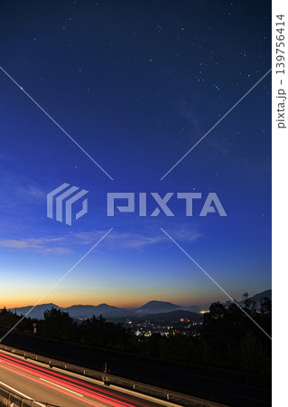 山里の秋の星景 朝焼け空に消え残るオリオン座 山里の秋の星景 朝焼け空に消え残るオリオン座 139756414
