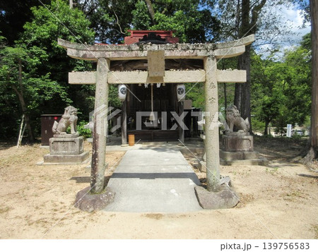 山口県山口市！八柱神社の鳥居と拝殿 139756583