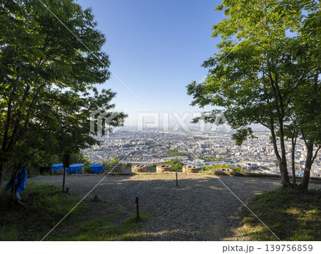 五月山の大文字送り火の火床と街の風景 139756859