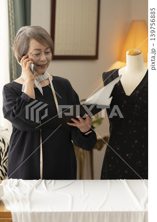 シニア女性のデザイナーがアトリエで洋服を作る シニア女性のデザイナーがアトリエで洋服を作る 139756885