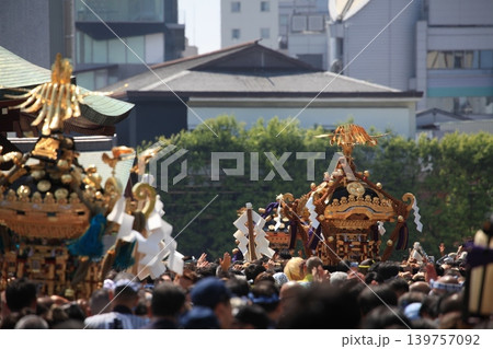 神輿が練り歩く18 神輿が練り歩く18 139757092