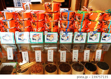 老舗佃煮店「柳ばし 小松屋」の店先（東京都台東区柳橋1丁目） 139757135
