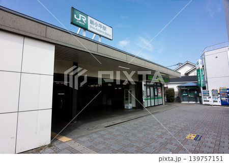 東京・小平市の生活拠点：駅前コンビニやインフラが整うJR新小平駅の駅舎外観 139757151