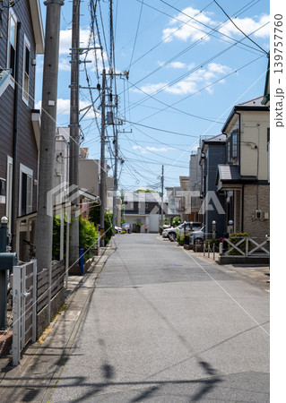 電線が張り巡らされた住宅街の風景 電線が張り巡らされた住宅街の風景 139757760