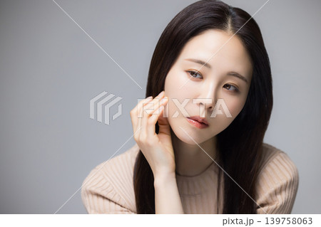 頬に手を当てる若い女性 頬に手を当てる若い女性 139758063