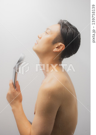 シャワーを浴びる男性 シャワーを浴びる男性 139758139