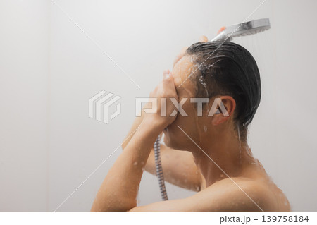 シャワーを浴びる男性　 139758184