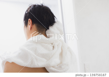 シャワーを浴びる男性 シャワーを浴びる男性 139758187