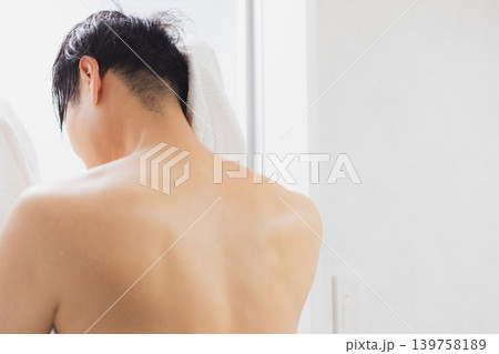 シャワーを浴びる男性　 139758189
