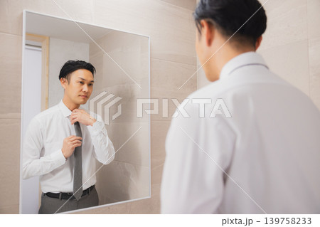 洗面所で身支度をするビジネスマン 洗面所で身支度をするビジネスマン 139758233