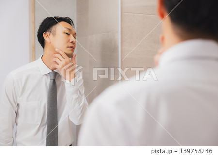 洗面所で身支度をするビジネスマン 139758236