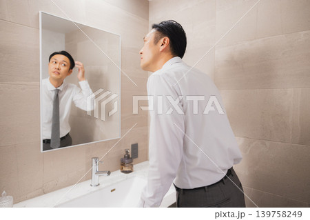洗面所で身支度をするビジネスマン 139758249