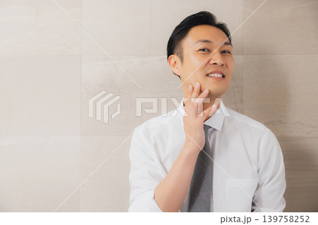 洗面所で身支度をするビジネスマン 139758252