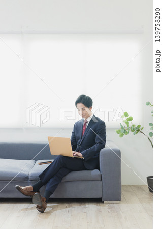 パソコンを使うビジネスマン 139758290