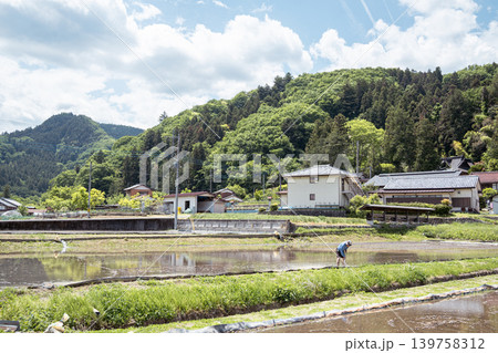 田植えの準備をする人・田舎暮らし 田植えの準備をする人・田舎暮らし 139758312